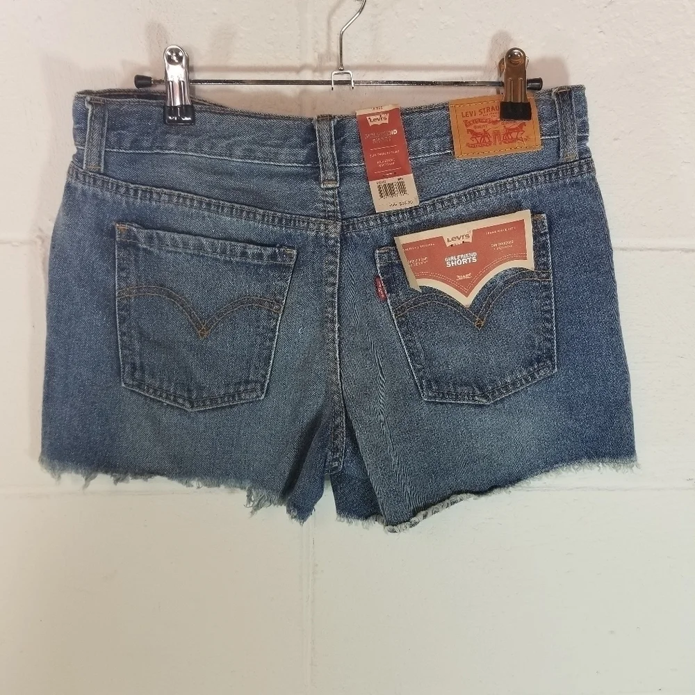 Levis girlfriend slim through thigh shorts